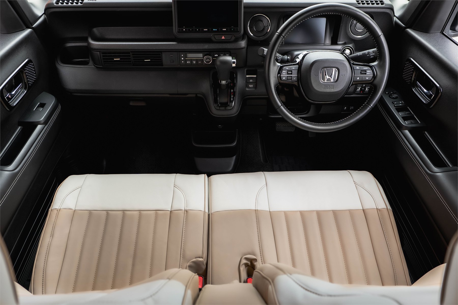 運転席側から見たマカロンの車内コーディネート